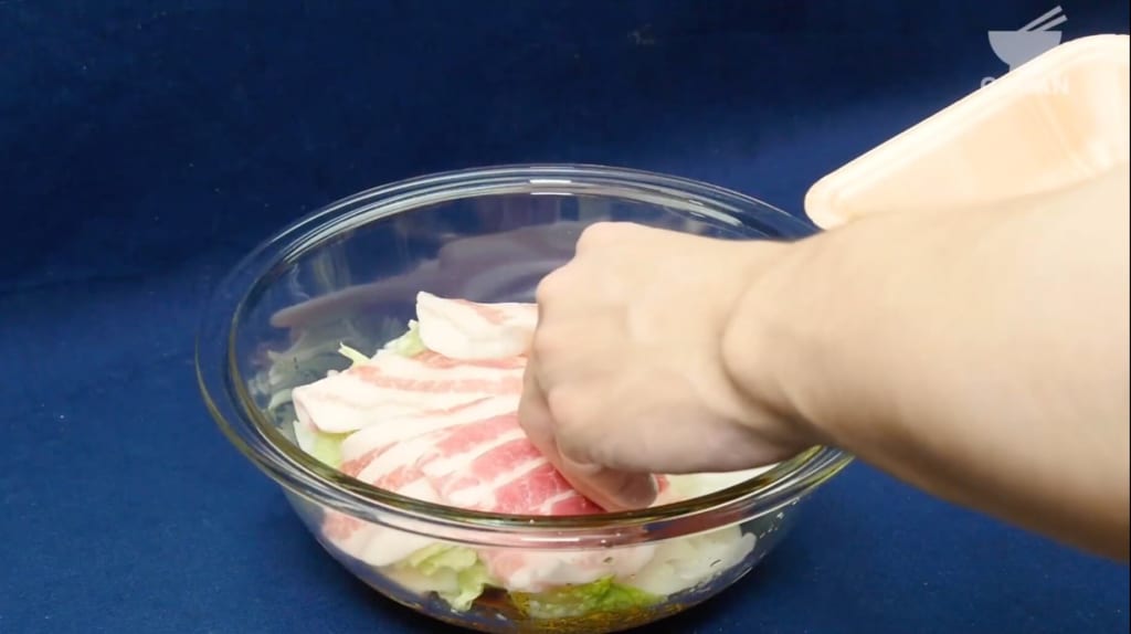 白菜と豚バラ肉を敷き詰める