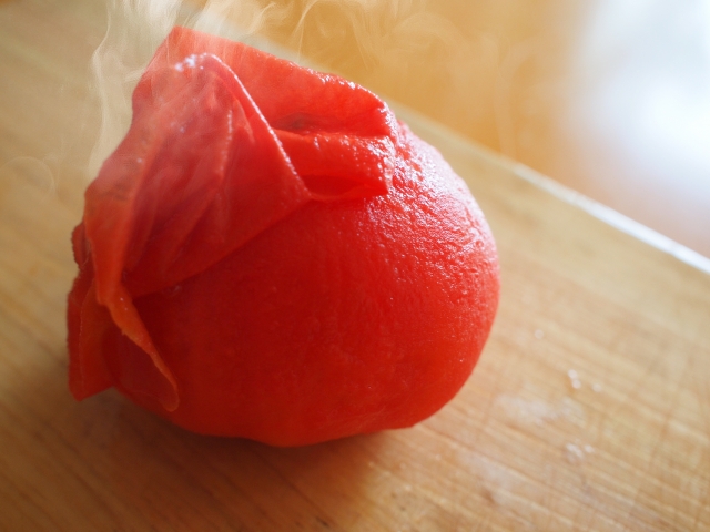 トマトの皮はレンジで湯むき 40秒でできる簡単な皮のむき方を紹介 簡単男飯レシピ 作り方 Gohan