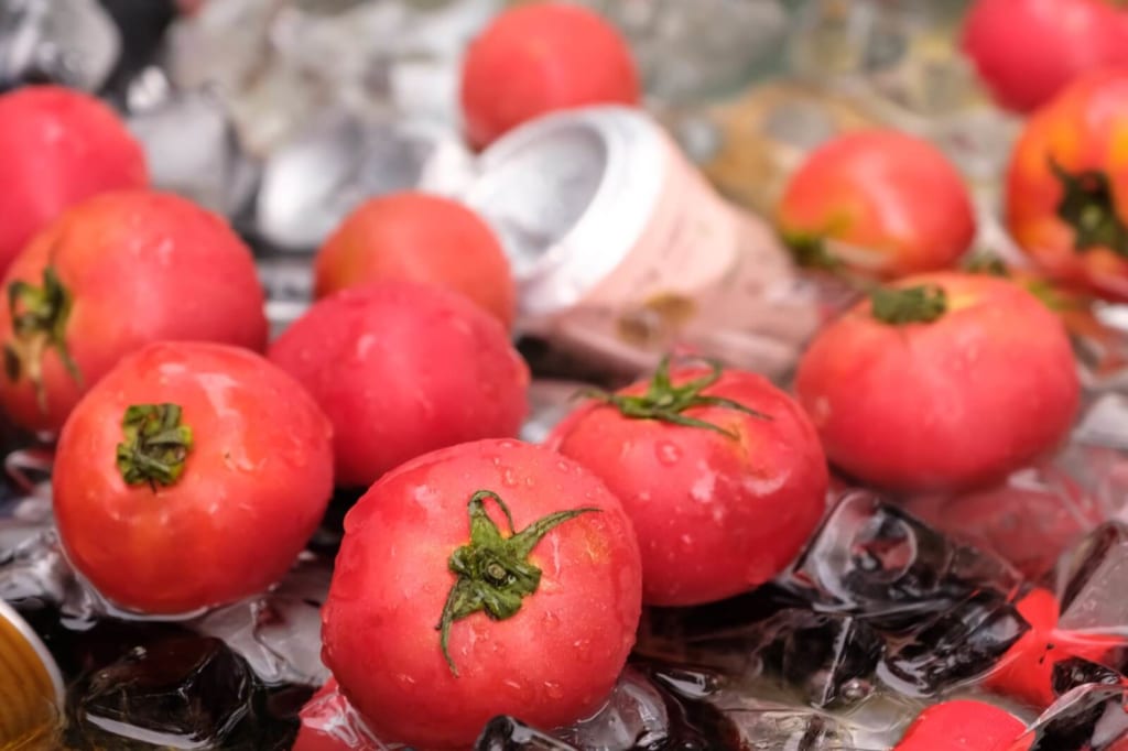 氷水で冷やされているトマト