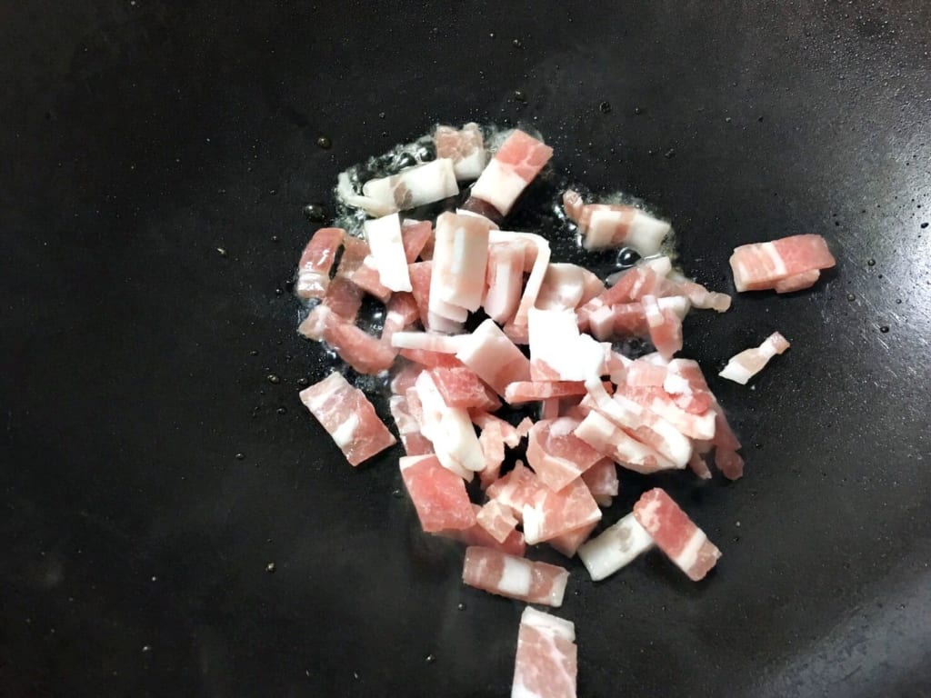 豚バラスライス肉を炒める