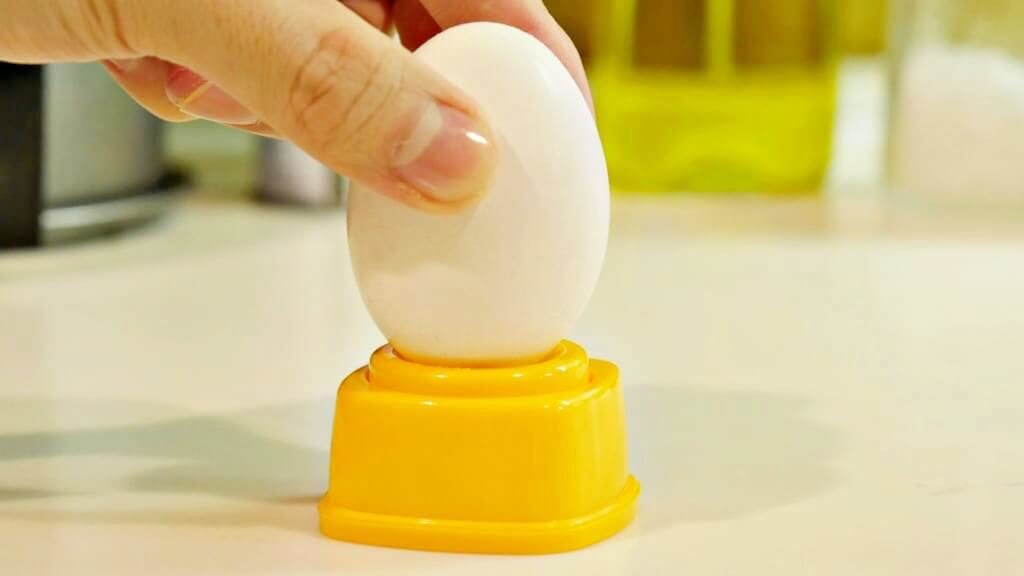 ゆで卵に穴を開ける器具