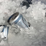缶ビールを氷で冷やしている