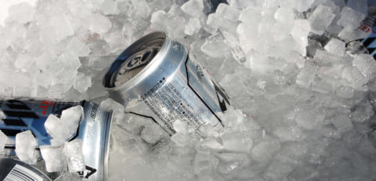 缶ビールを氷で冷やしている